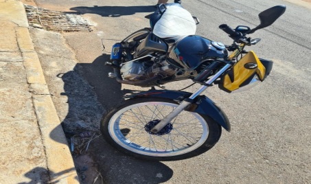 Pilota moto ‘atrasada’ e garupa é flagrada com drogas