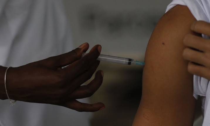 Vacina bivalente começa ser aplicada em fevereiro