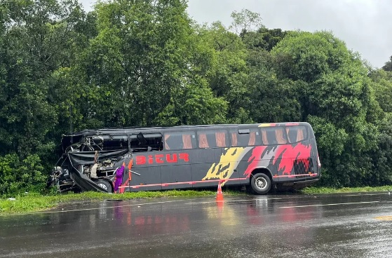 Acidente entre ônibus e caminhão mata mulher na BR-277