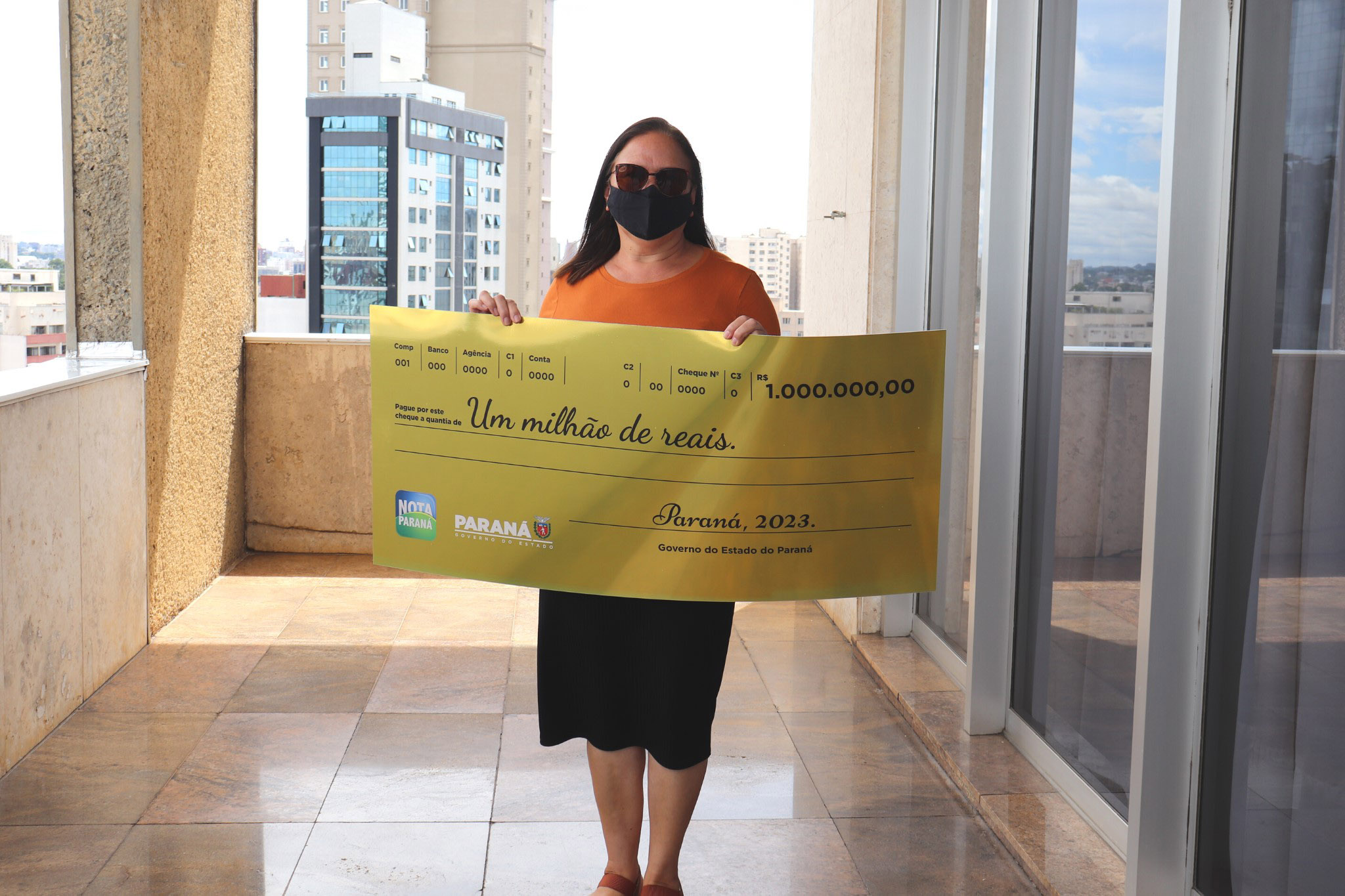 Presentão: moradora de Curitiba recebe R$ 1 milhão do Nota Paraná no dia de seu aniversário