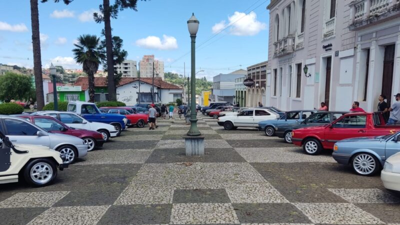Exposição de carros antigos reúne 55 veículos em Castro