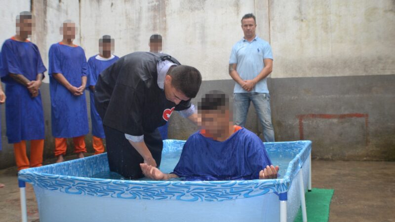 Pela primeira vez detentos de Castro são batizados na Cadeia Pública