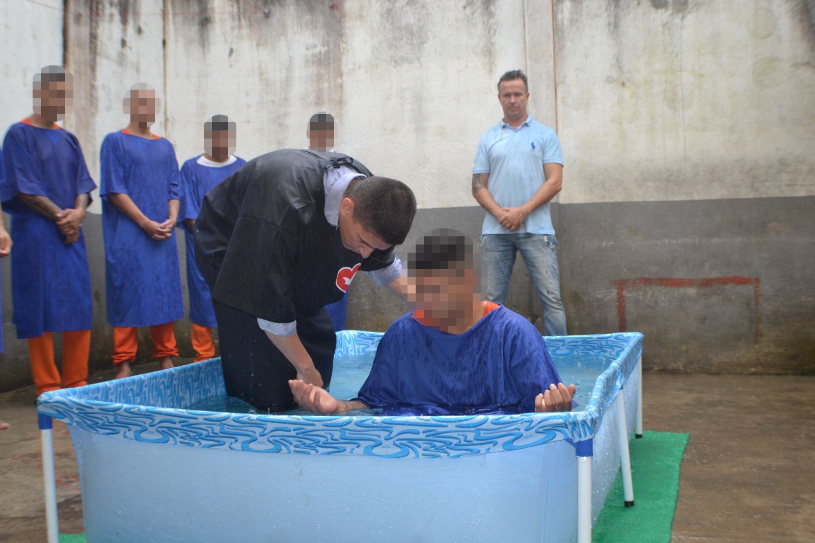 Pela primeira vez detentos de Castro são batizados na Cadeia Pública