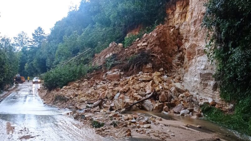 Deslizamento de terra interdita rodovia entre Castro e Tibagi