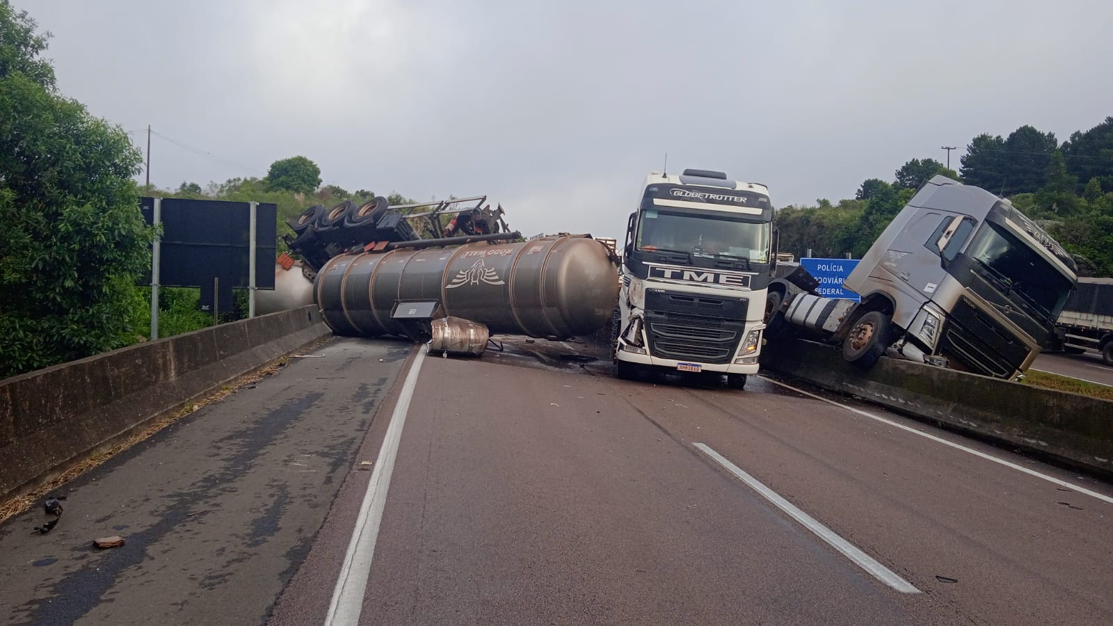 Colisão entre caminhões na BR 277, deixa pistas bloqueadas