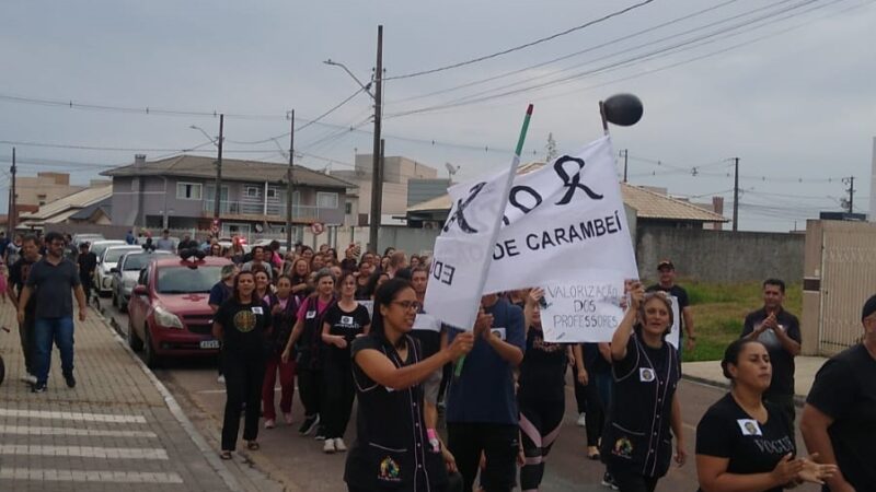 Após cancelamento de greve, professores saem às ruas em protesto