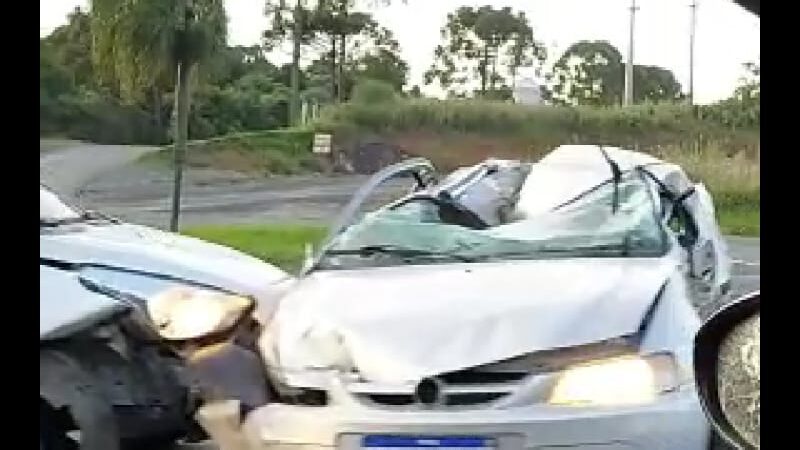 Acidente com três veículos entre Carambeí e Ponta Grossa