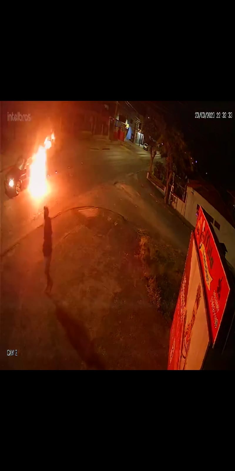 (Assista ao Vídeo) Carro pega fogo em movimento na Avenida das Flores e por pouco motorista não termina queimado