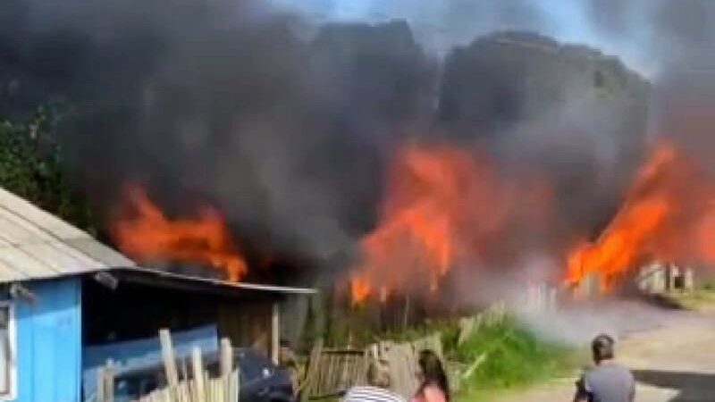(Assista aos vídeos) Incêndio consome residência em Carambeí e causa pode ter sido vazamento em botijão de gás
