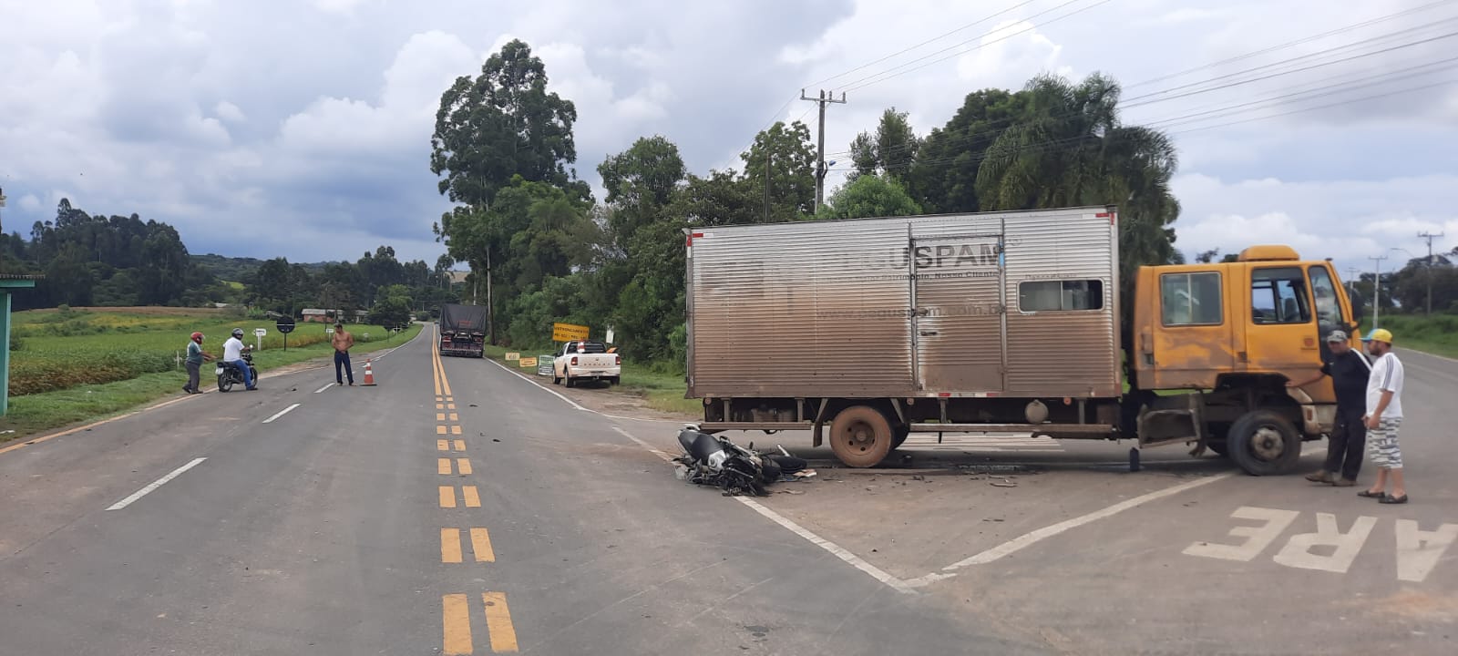 Motociclista fica ferido em acidente com caminhão na PR 522