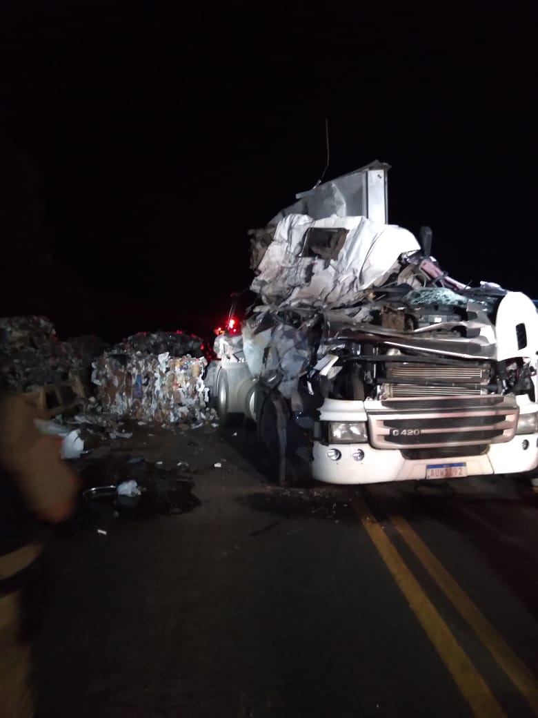 Carga de caminhão e veículo despencam de ponte após colisão na PR-151