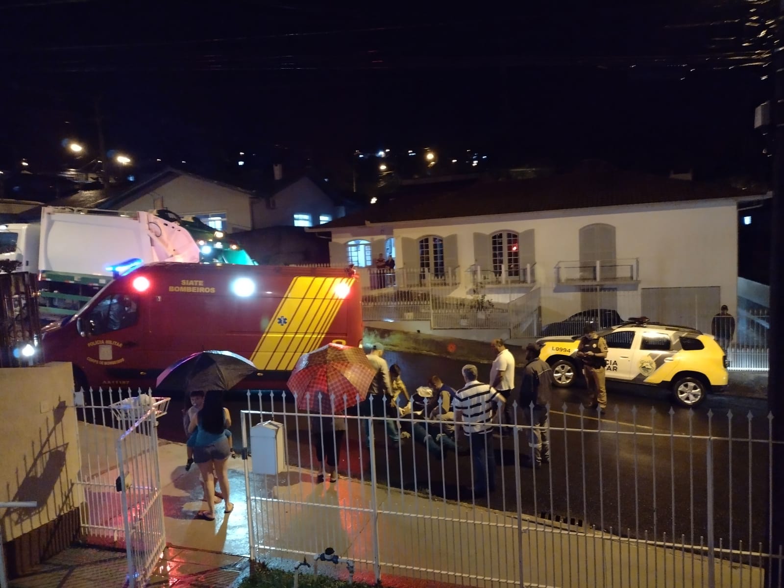 (Vídeo) Em Castro, coletor de lixo é atropelado enquanto trabalhava