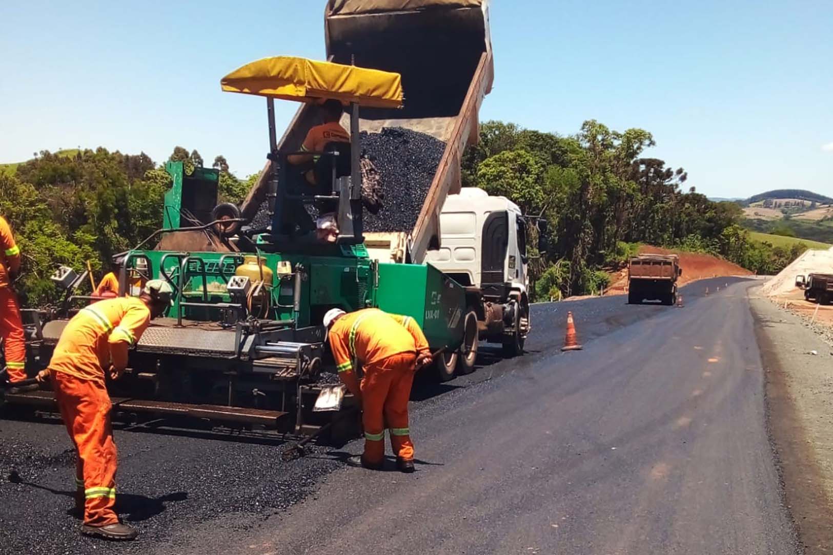 DER/PR recupera rapidamente quedas de barreiras em rodovia nos Campos Gerais