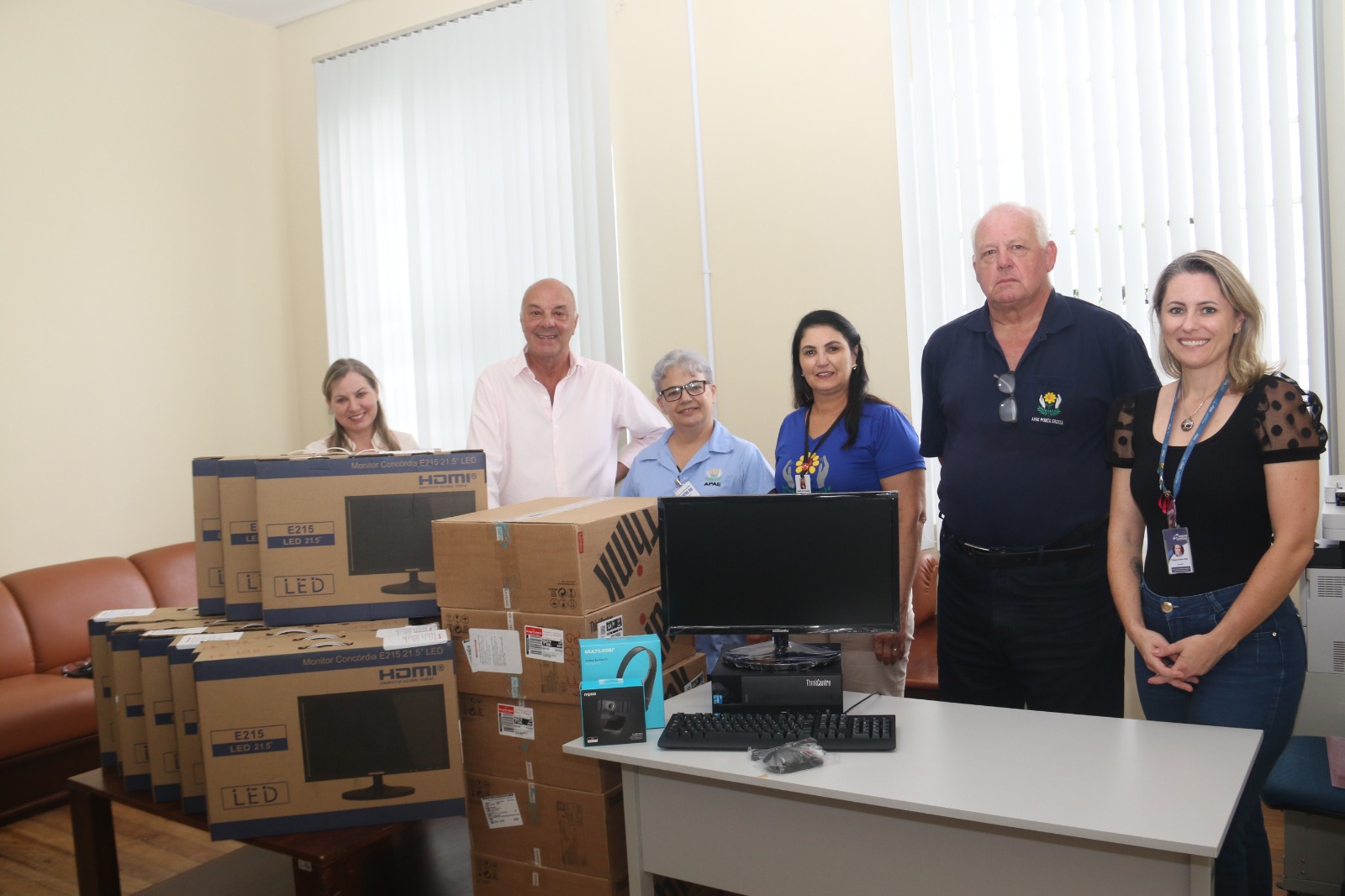 Prefeitura entrega 10 computadores para a APAE