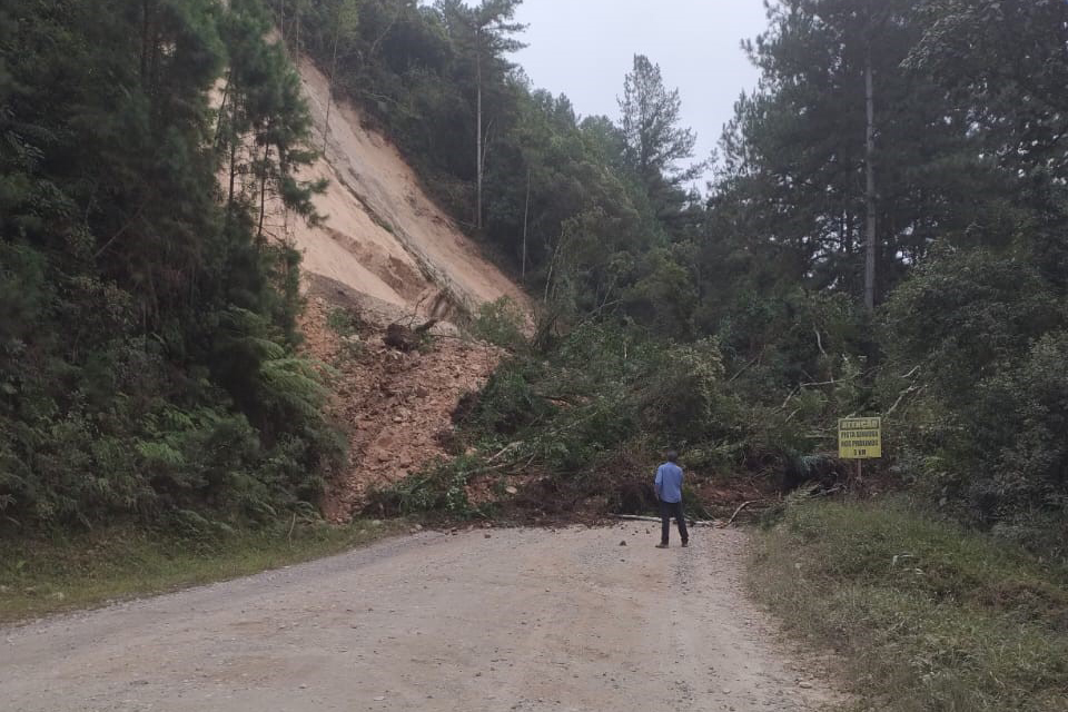 Queda de barreira bloqueia rodovia entre Doutor Ulysses e Jaguariaíva