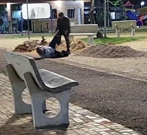 (Vídeo da perseguição) Secretário de Meio Ambiente de Carambeí é perseguido e agredido na Praça Cívica