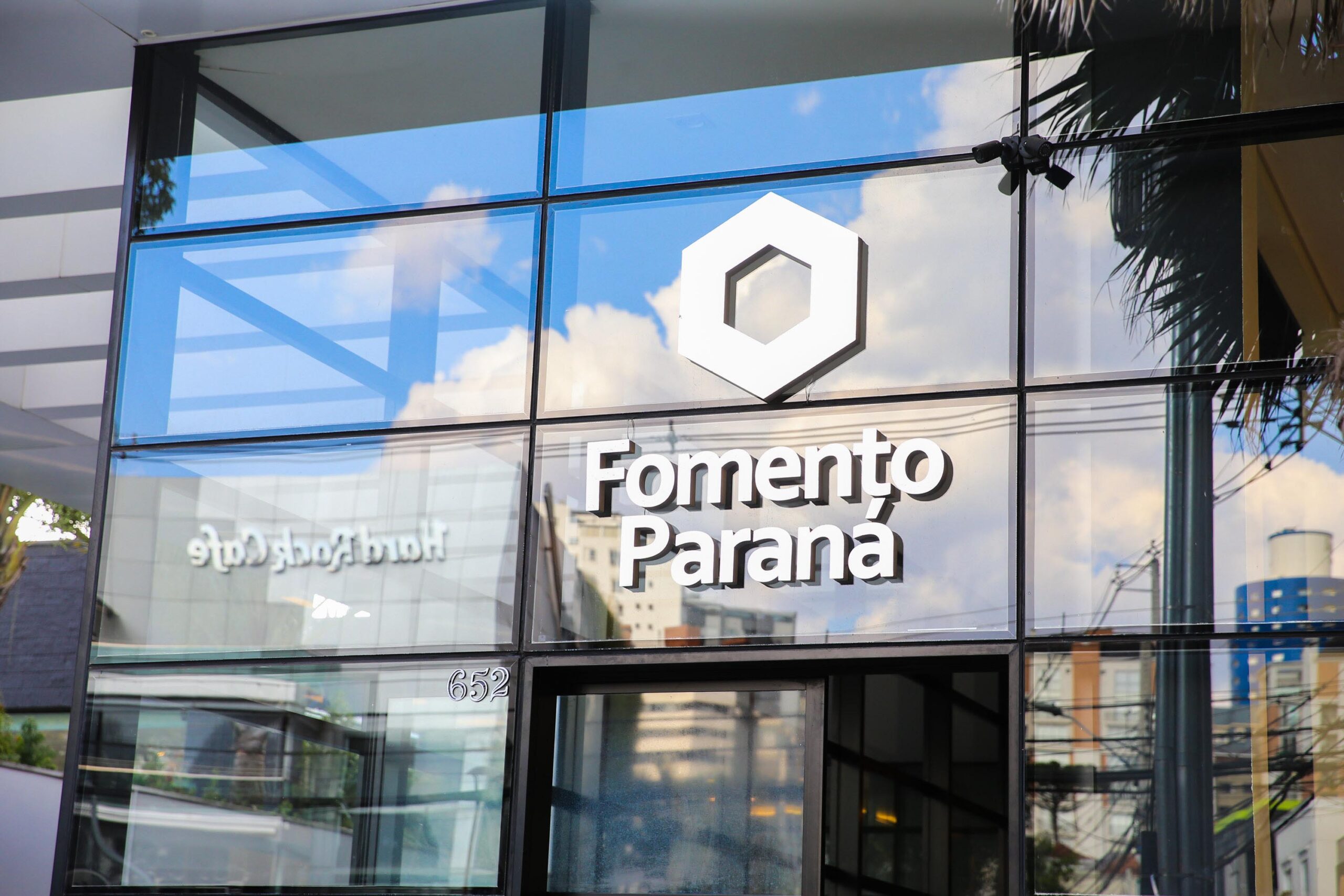 Para estimular economia, Fomento Paraná reforça oferta de linhas de crédito para investimento fixo