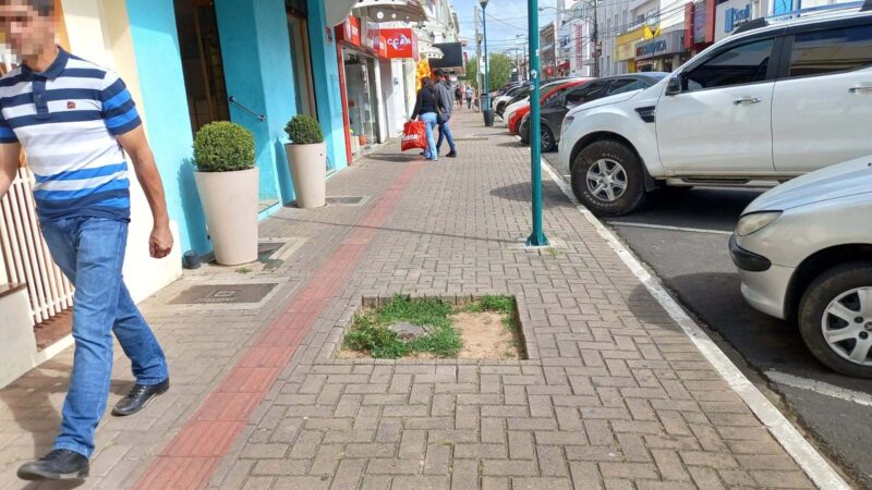 Prefeitura não responde sobre buracos na calçada na Rua Dr. Jorge Xavier da Silva