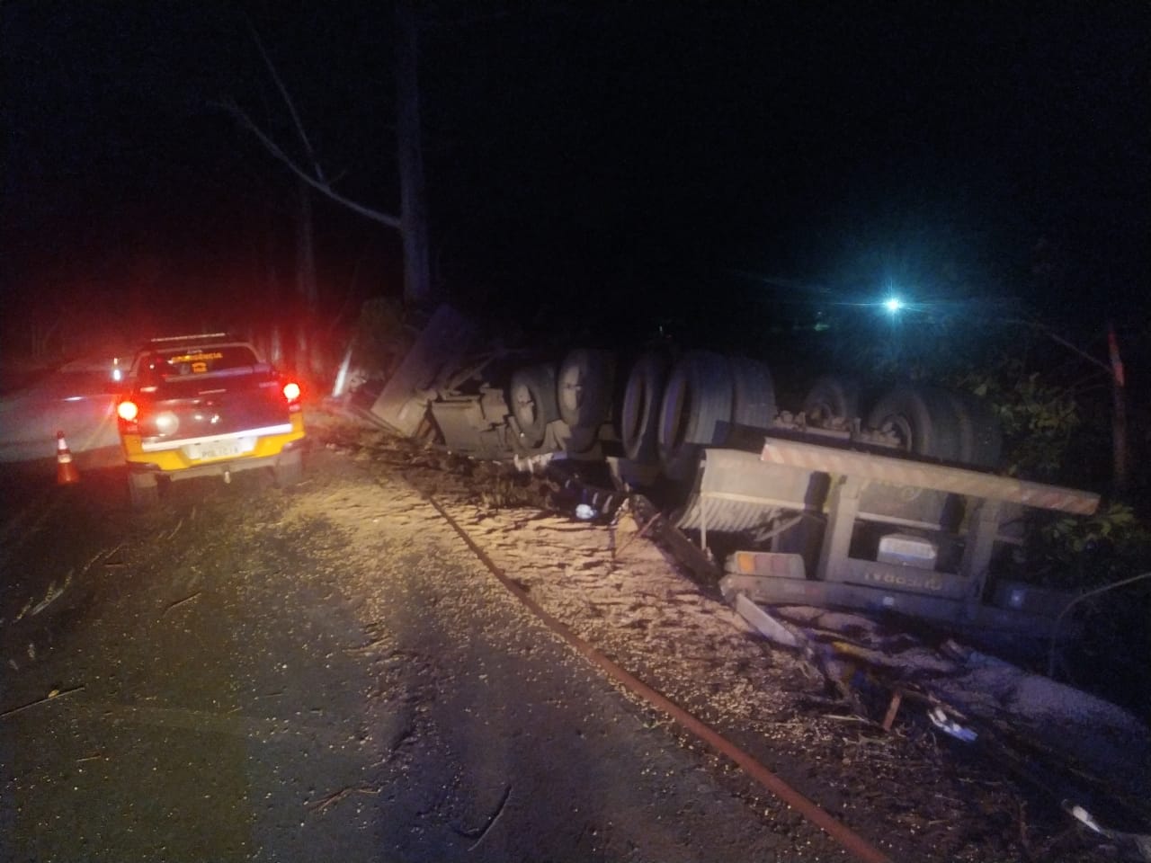 Tombamento de bitrem causa morte da motorista na PR-239