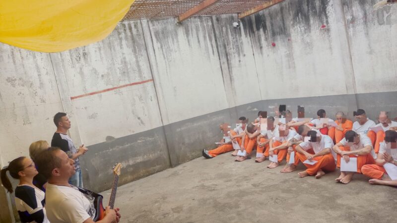 Voluntários da igreja católica prestam assistência religiosa para detentos