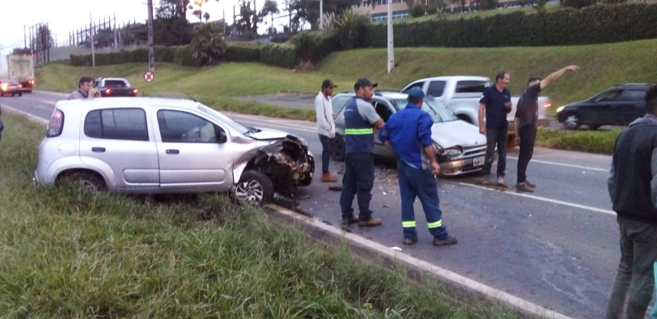 Carros batem na PR-151, próximo à Castro