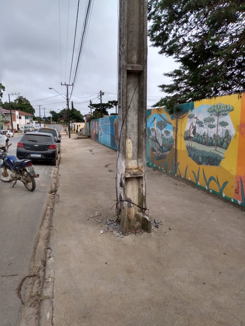 Poste quebrado em frente a colégio é substituído