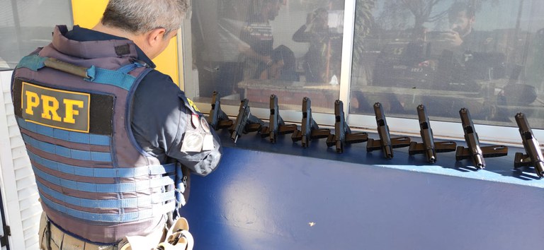 PRF apreende 11 pistolas turcas junto a corpo de mulher em fiscalização a ônibus intermunicipal