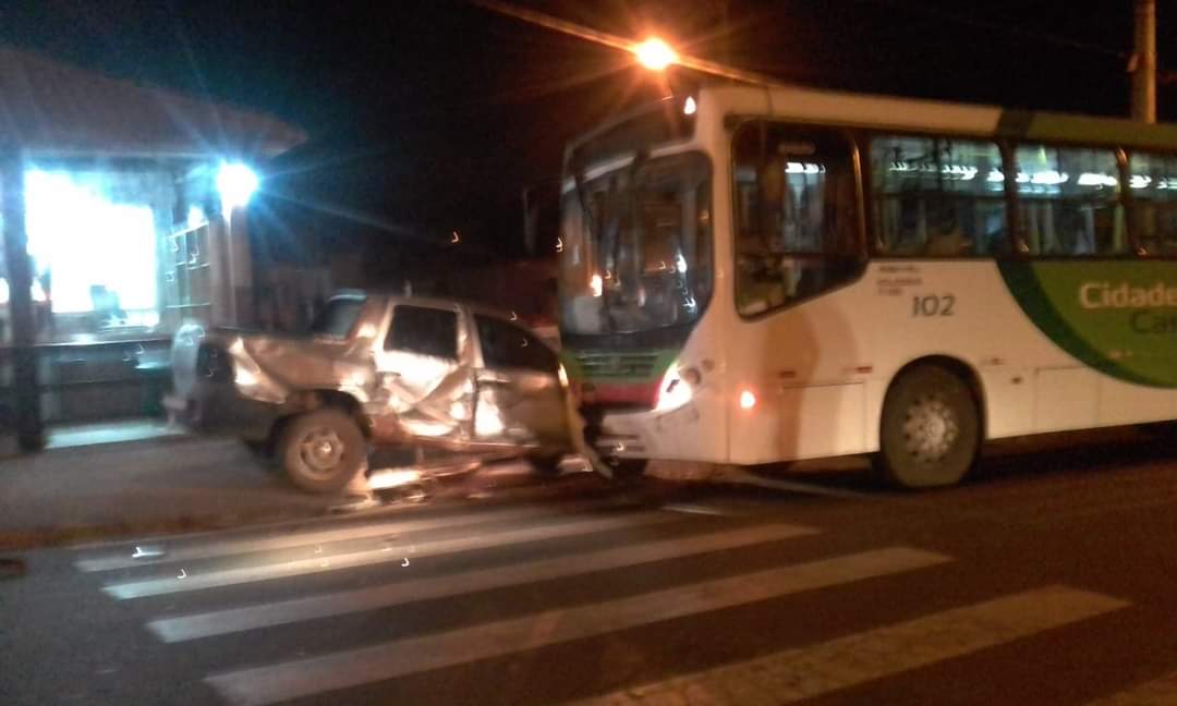 Camionhete invade pista e bate frontalmente com ônibus circular