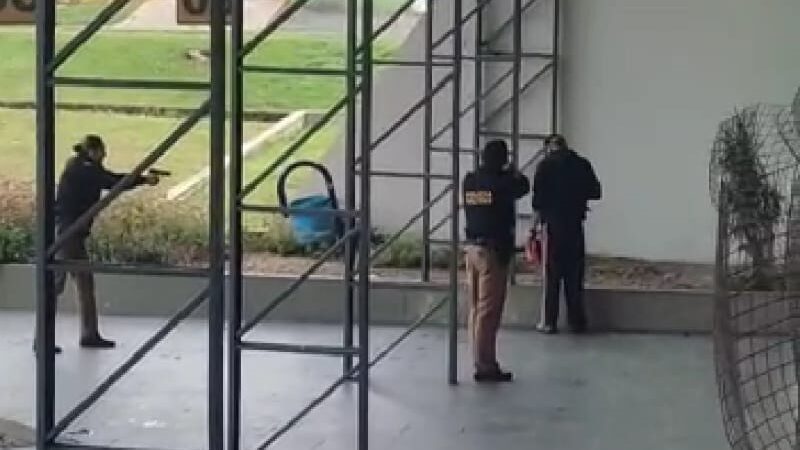(Assista aos vídeos de policial atirando na rodoviária de Carambeí, até a prisão) Policial atira com a recusa de homem largar a faca