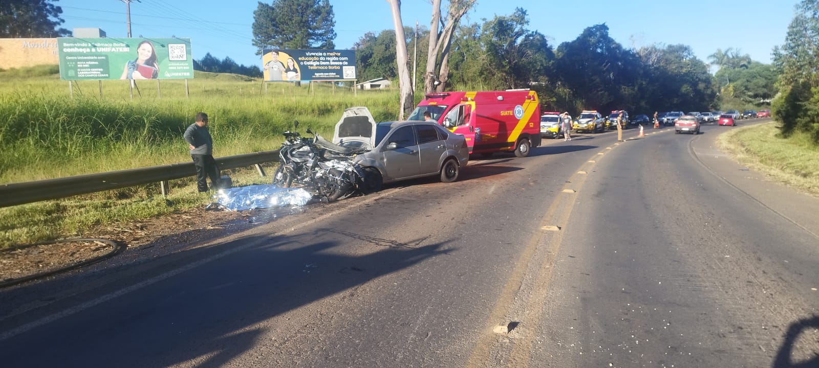 Acidente frontal entre carro e moto termina em morte na PR-160