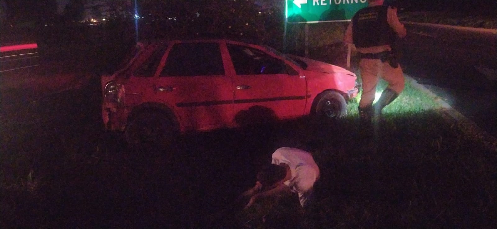 Motorista inabilitado capota carro entre Carambeí e Castro