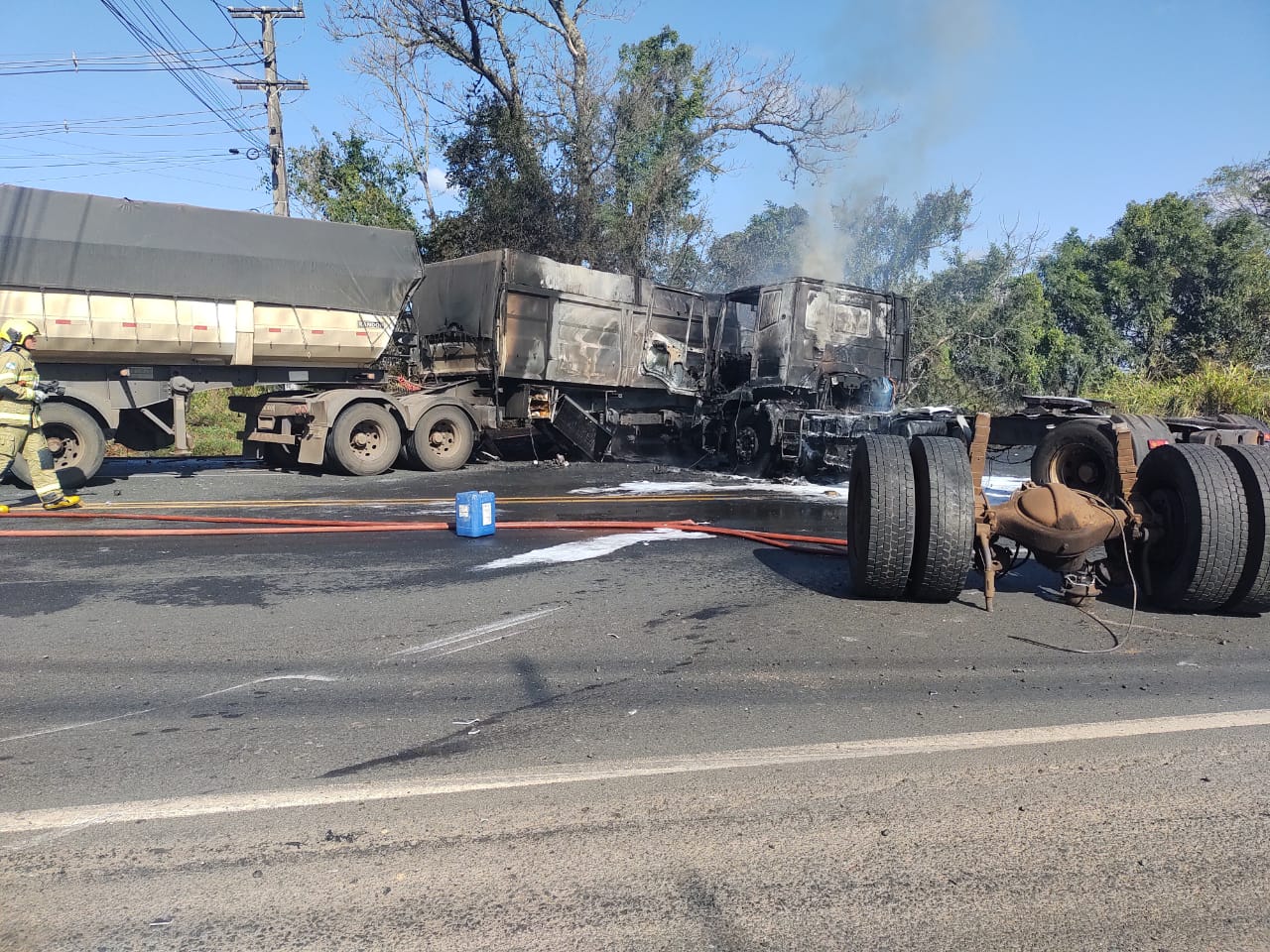 Seis vítimas em colisão envolvendo três caminhões na BR-373
