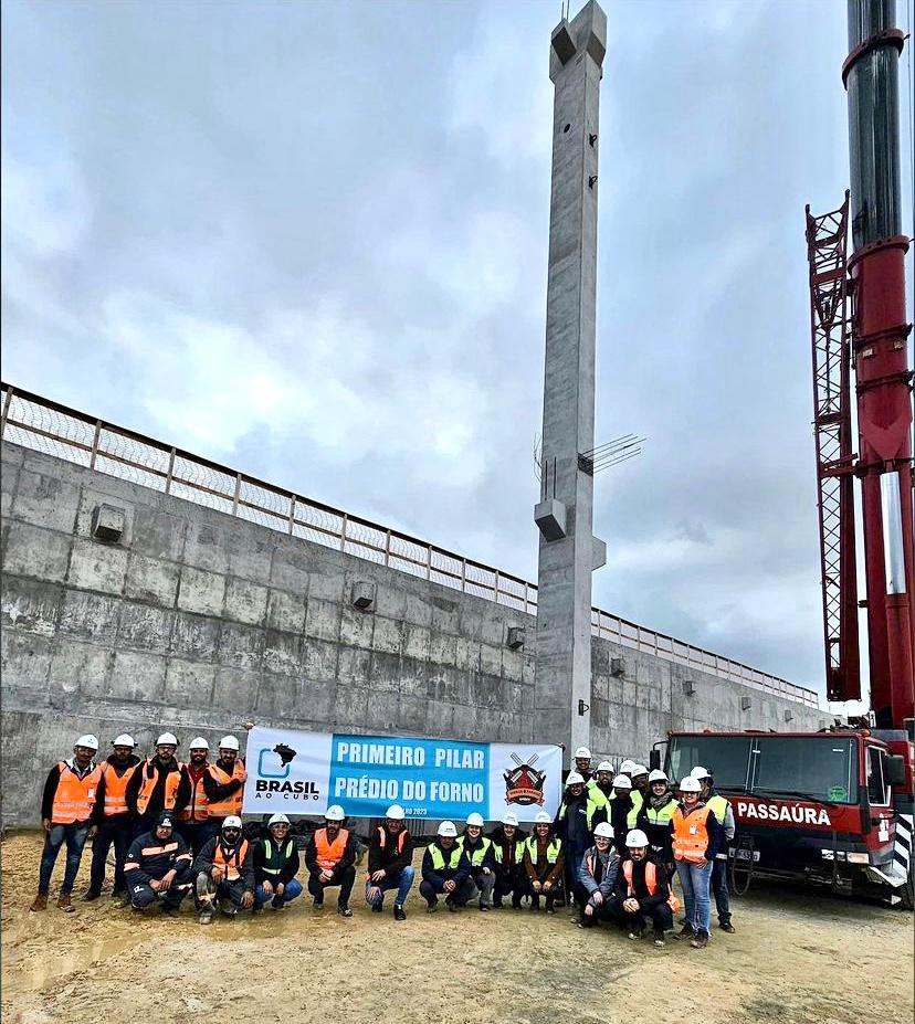 Instalado primeiro pilar do forno da fábrica de vidros