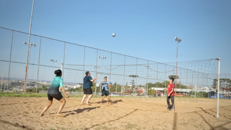 Projeto ‘Esporte de Base’ oferta aulas gratuitas de vôlei de praia
