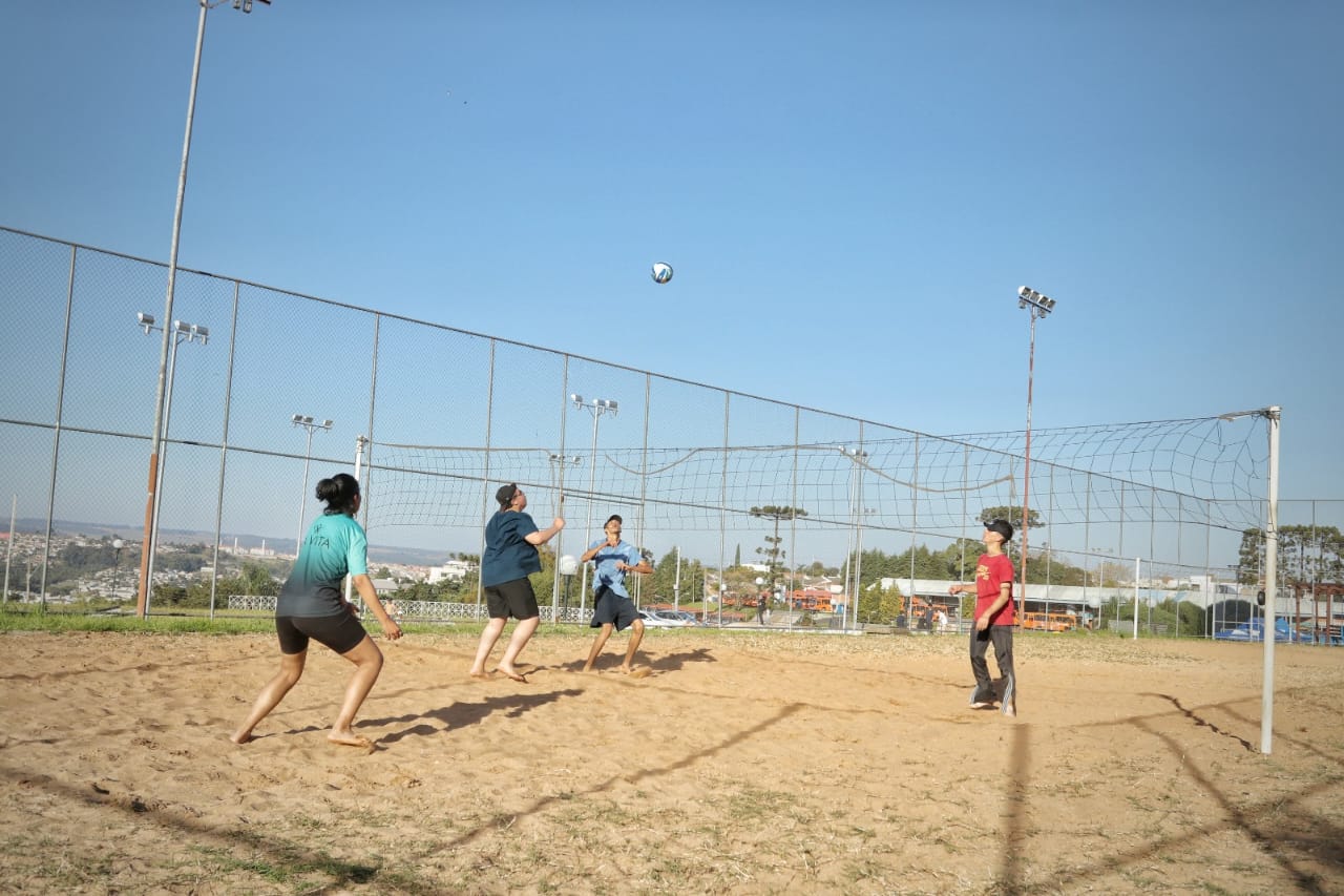 Projeto ‘Esporte de Base’ oferta aulas gratuitas de vôlei de praia
