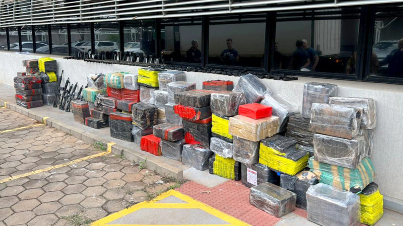 Policiais federais e militares apreendem 82 armas e duas toneladas de drogas, no Paraná