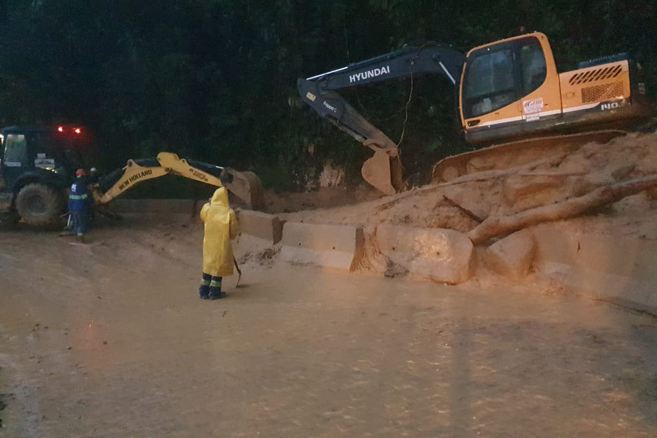 Estrada da Graciosa é bloqueada após deslizamento de terra