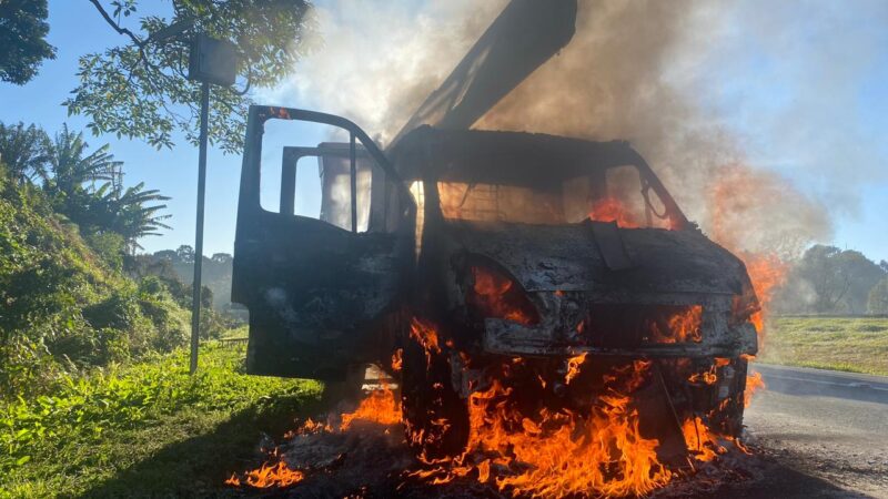 Caminhão com trabalhadores entra em chamas no Tronco