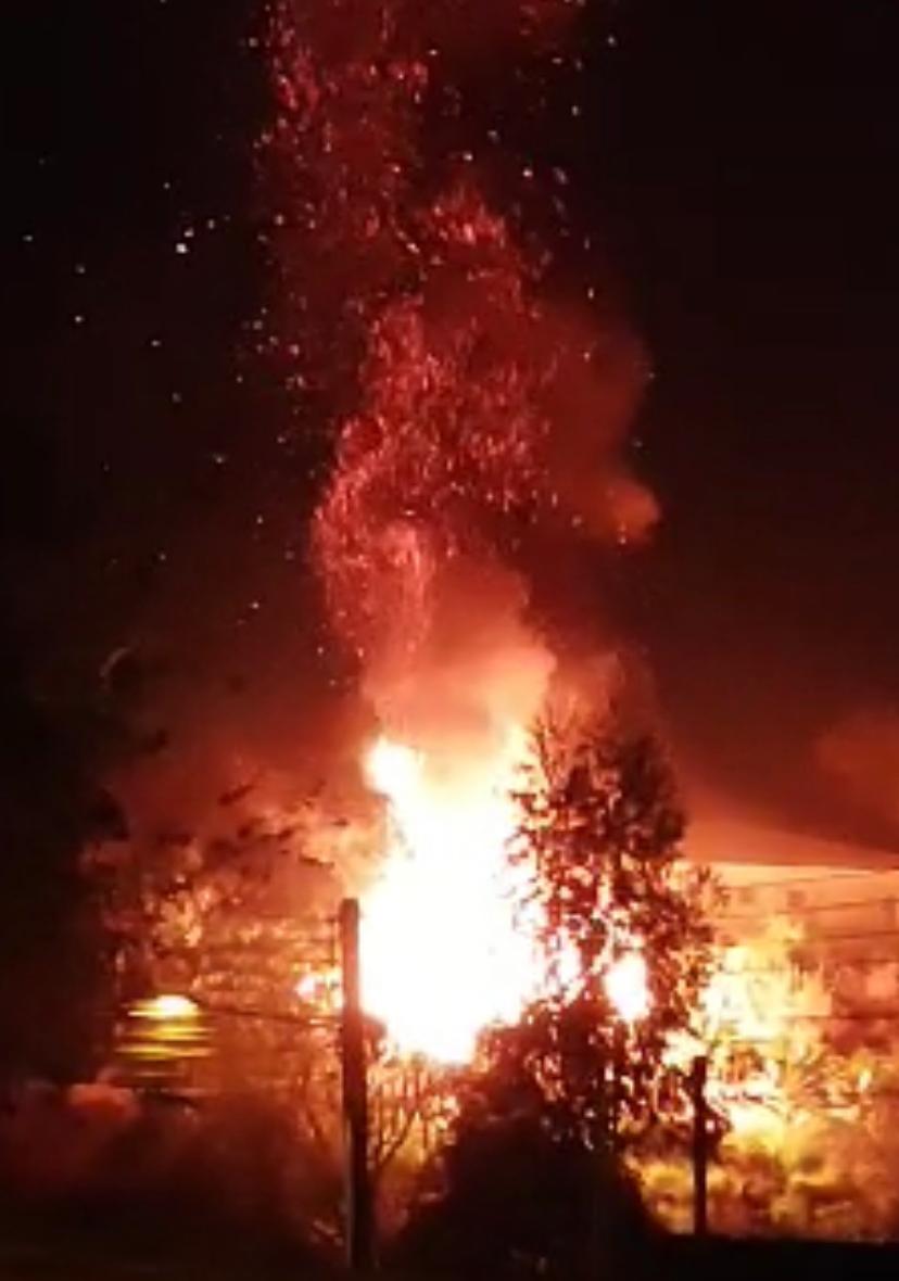 (Assista ao vídeo) Casa é consumida pelas chamas no Cantagalo