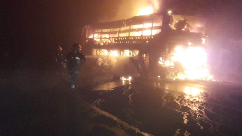 Em Castro, ônibus de turismo é destruído pelas chamas