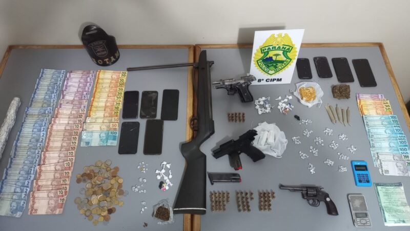 Armas, drogas, dinheiro e munições são apreendidos pela polícia