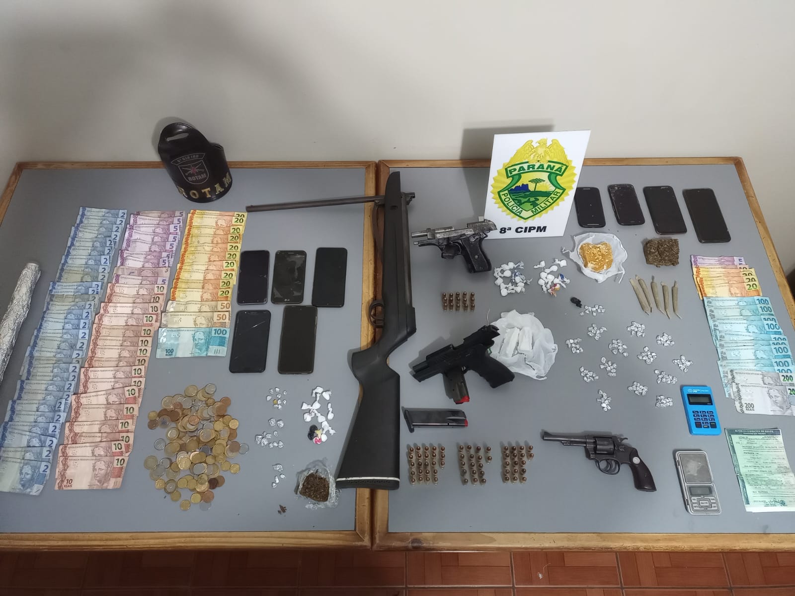 Armas, drogas, dinheiro e munições são apreendidos pela polícia