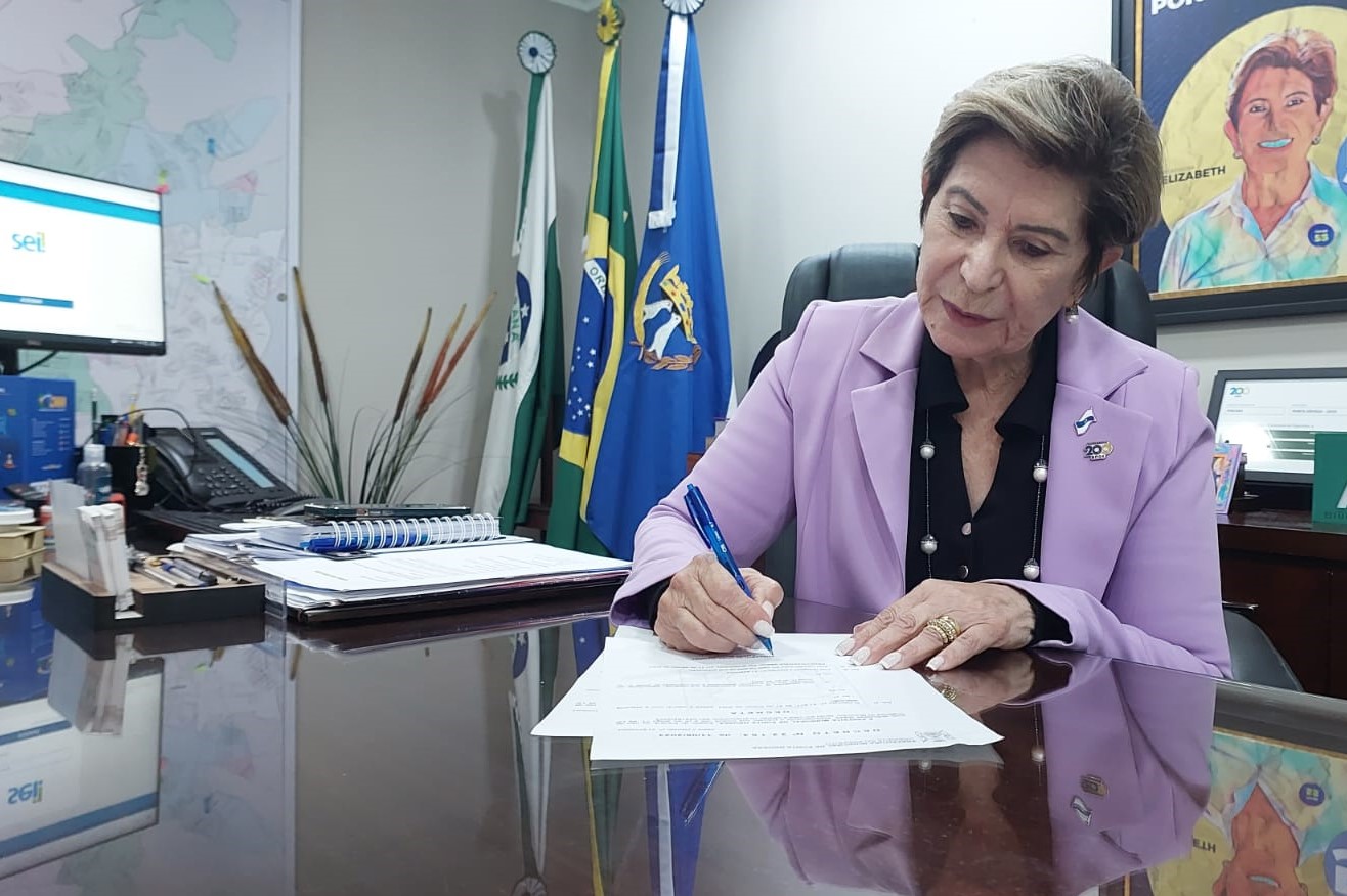 Prefeita Elizabeth assina decreto que amplia número de beneficiados pelo Passe Livre