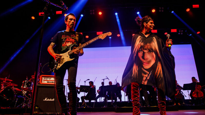 Filho de Rita Lee homenageia a rainha do rock em apresentação no Teatro Guaíra