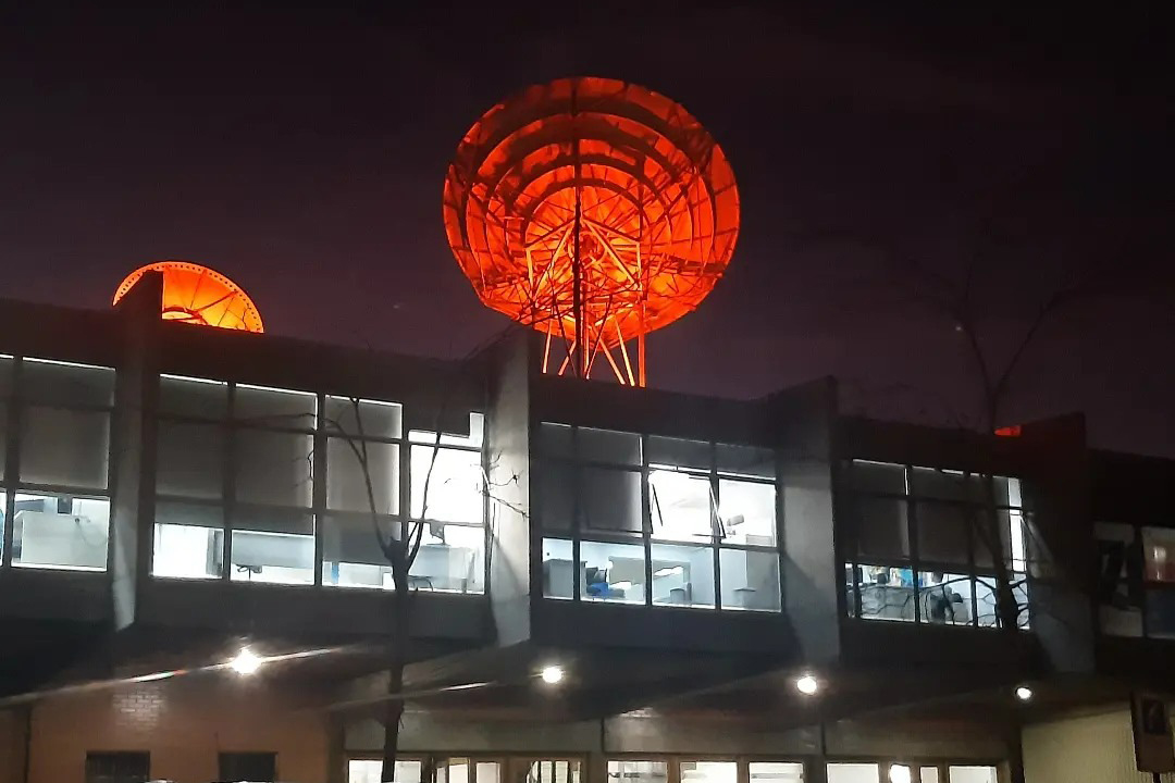 Prédios públicos são iluminados de laranja para conscientizar sobre esclerose múltipla