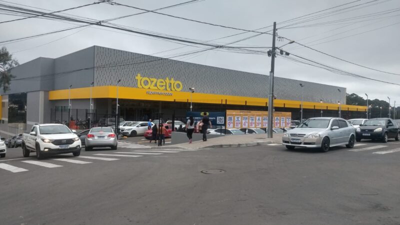 (ASSISTA AS ENTREVISTAS) A mais moderna loja da rede de Supermercados Tozetto é inaugurada em Castro e ganha elogios