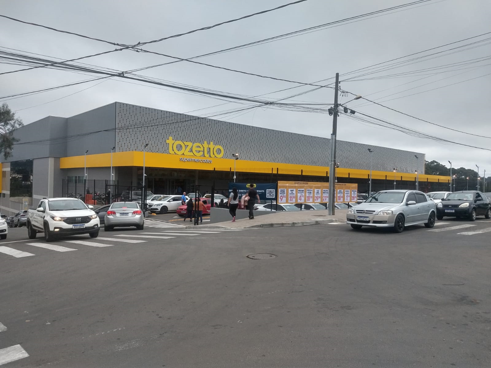 (ASSISTA AS ENTREVISTAS) A mais moderna loja da rede de Supermercados Tozetto é inaugurada em Castro e ganha elogios