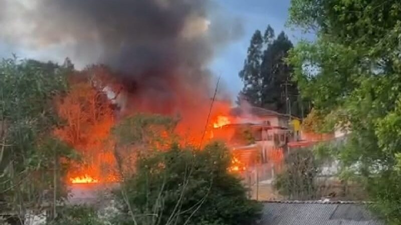 (Imagens impressionantes) Três casas pegam fogo na região do Tronco