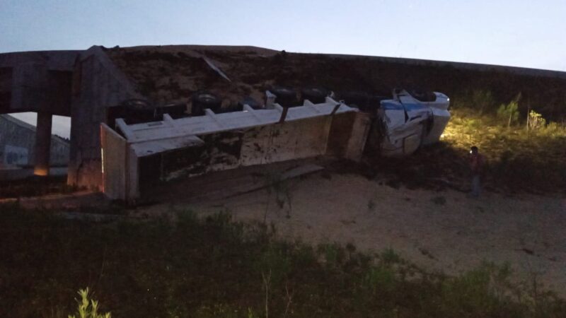 Caminhão tomba e cai de viaduto na PR-151
