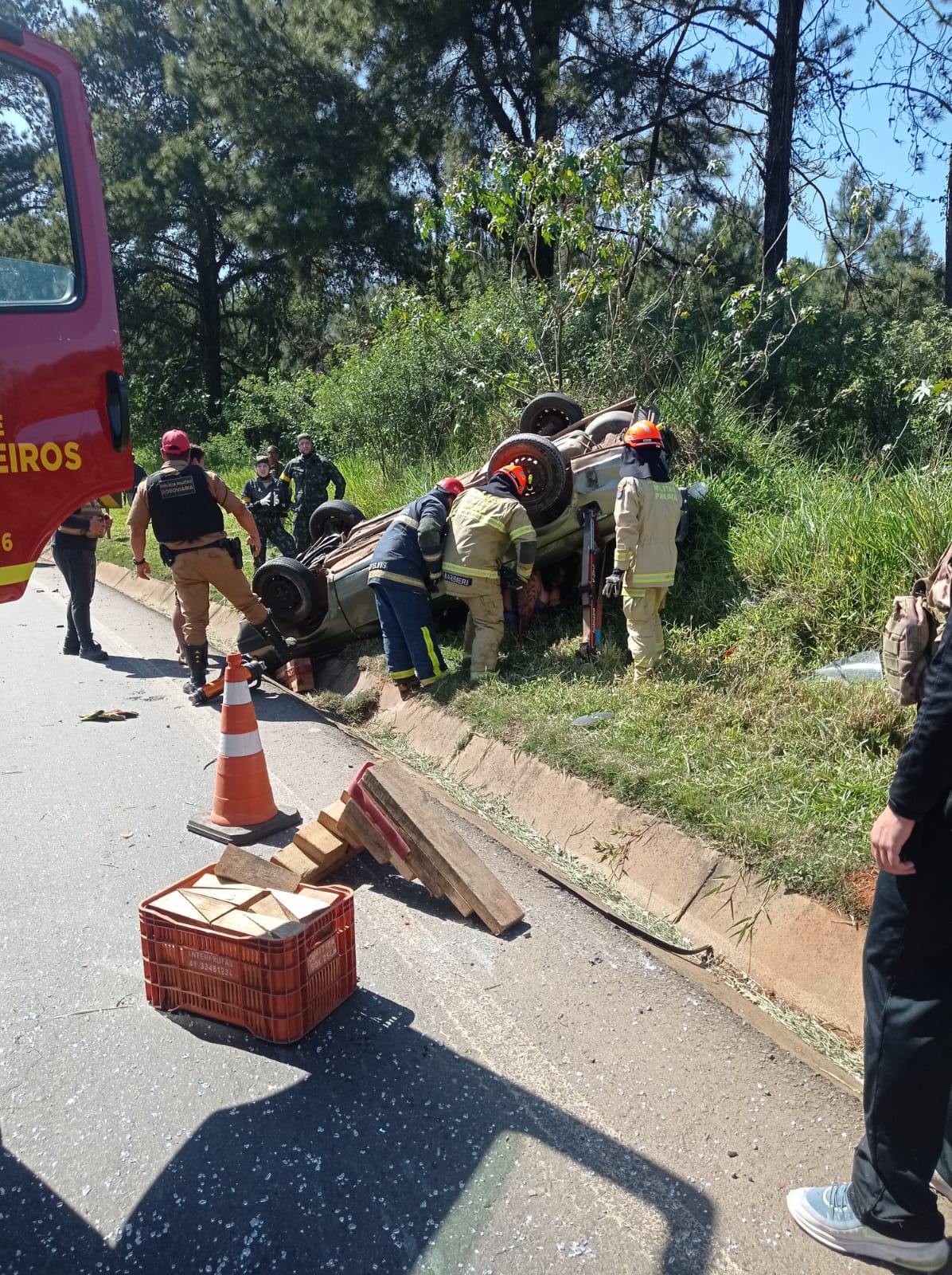 Seis pessoas feridas em capotamento na PR-340